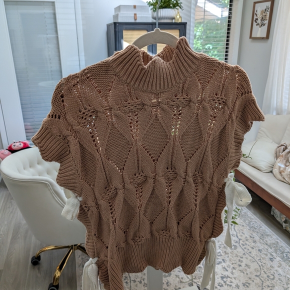 &merci Sleeveless Sweater With Ties - Picture 1 of 5